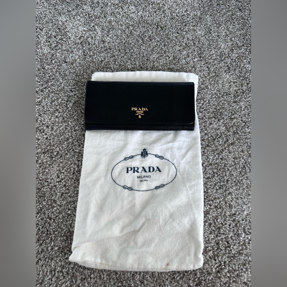 Prada Saffiano leather wallet, great condition!